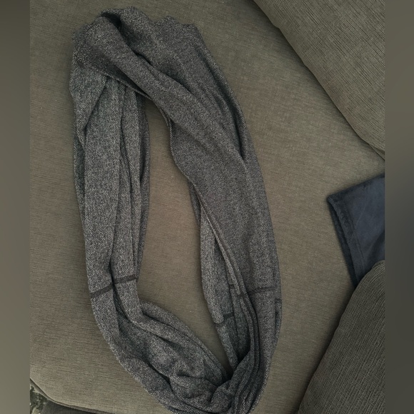 LULULEMON grey infinity scarf!! - Picture 1 of 3